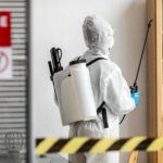 Tecnico effettua una disinfestazione da ragni su un mobile soffermandosi sugli angoli e il lato posteriore