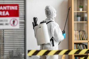 Tecnico effettua una disinfestazione da mosche