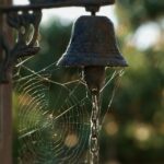 Ragnatela su una campanella all'esterno