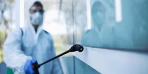 Professionista diffonde trattamento anti zanzare utilizzando le corrette misure di protezione Professionista diffonde trattamento anti zanzare utilizzando le corrette misure di protezione